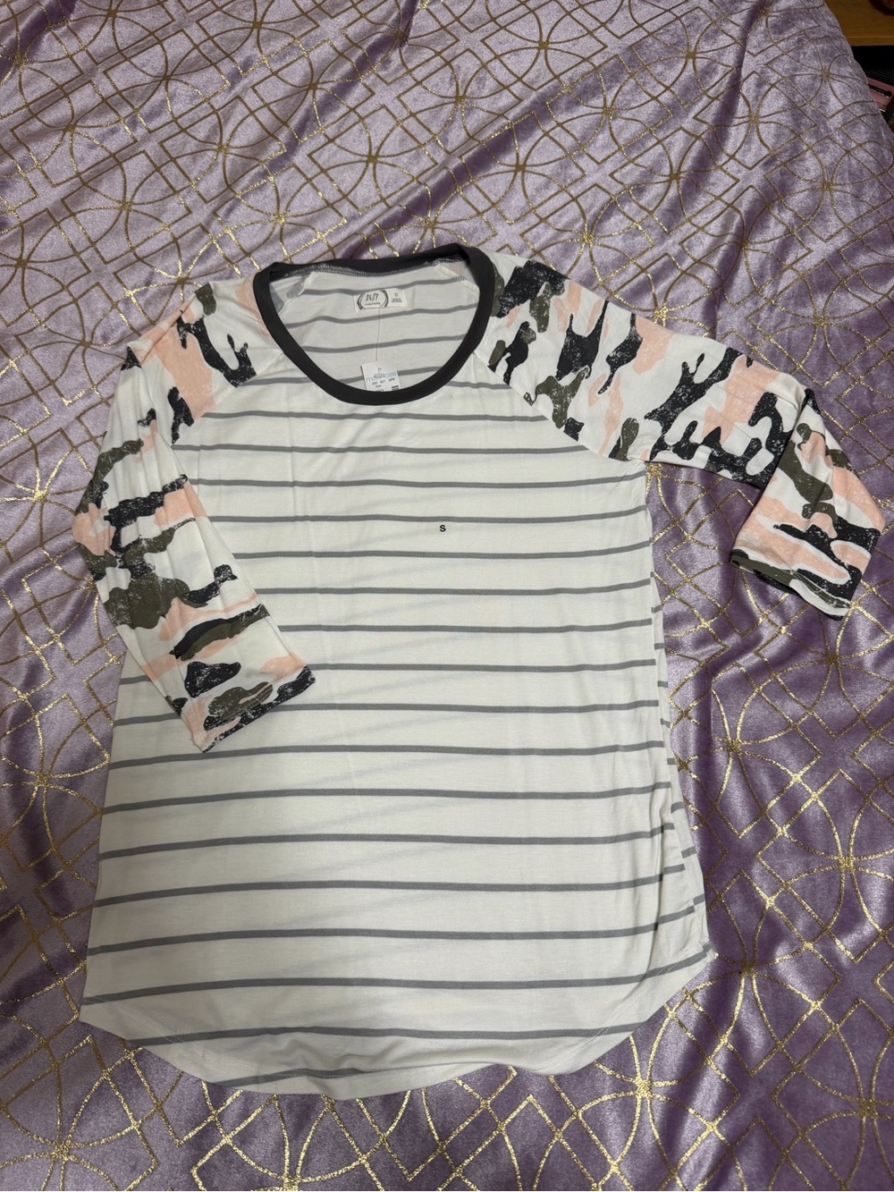 💥 WOMENS NWT White & Pink Striped Top with Camo Sleeves